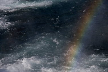 Gullfoss şelalesinde gökkuşağı, İzlanda