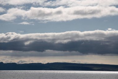 Güneşin İzlanda 'daki büyük bir göldeki yansımaları