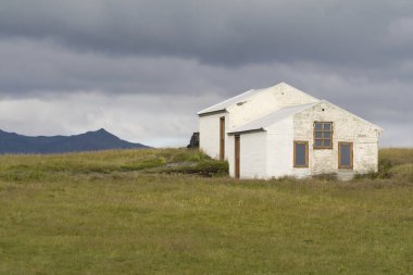İzlanda - 5 Ağustos 2010: Halka yolunda beyaz toyota, İzlanda 