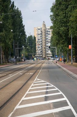 Amsterdam, Hollanda 'da arka plan gökdelenli Vrijheidslaan