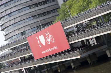 Hollanda, Amsterdam 'daki Mega bisiklet parkı