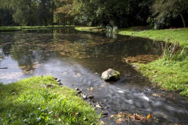 Şehir parkı Sawah Belanda, Sacre Coeur, Arnhem, Hollanda 'daki bir derenin akan suyuna zaman aşımı