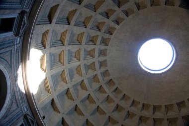 Roma, İtalya - 3 Ekim 2009: Güneş ışığı Pantheon, Roma, İtalya 'nın kubbesine düşer