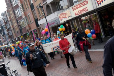 Hoogeveen, Hollanda - 23 Ekim 2009: Afrika yürüyüşü yapan yürüyüşçüler ana caddede yürüyor