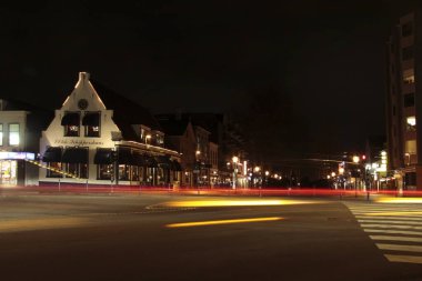 Hollanda Hoogeveen 'deki Schut Caddesi ve Main Caddesi' nin kesiştiği noktada Gece Sahnesi