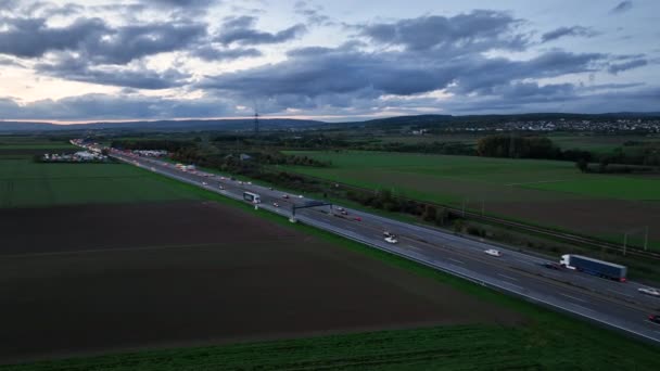 夕暮れ時の高速道路での密集した交通渋滞 — ストック動画