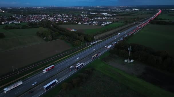 Traffico Intenso Ingorgo Autostrada Crepuscolo — Video Stock