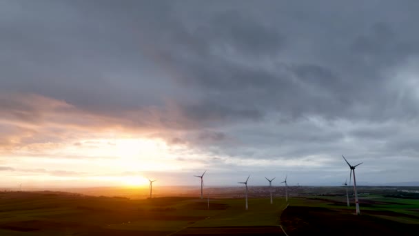 黄昏时的风车和戏剧性的天空 空中拍摄 — 图库视频影像