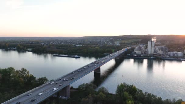 Autobahnbrücke Über Fluss Und Schiffe Luftaufnahme — Stockvideo