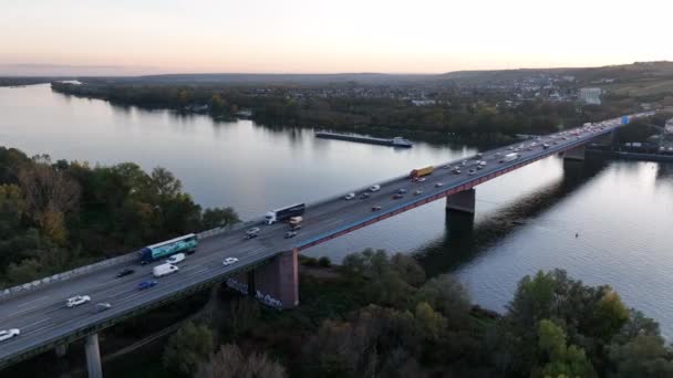 Puente Autopista Sobre Río Los Barcos Vista Aérea — Vídeo de stock