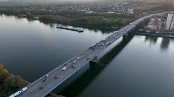 Most Autostradowy Nad Rzeką Statkami Widok Powietrza — Wideo stockowe
