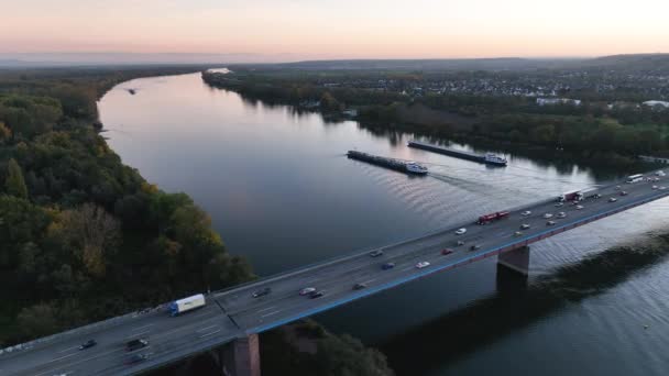 Most Autostradowy Nad Rzeką Statkami Widok Powietrza — Wideo stockowe