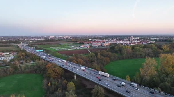 黄昏时的公路桥 空中景观 — 图库视频影像