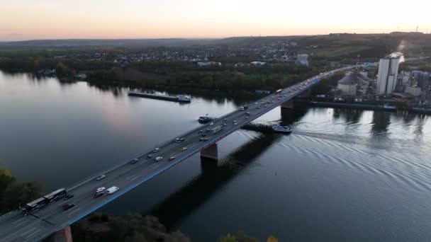 川や船を渡る高速道路橋 航空ビュー — ストック動画