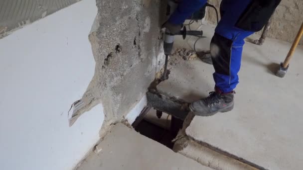Trabajador Construcción Está Perforando Agujero Suelo — Vídeos de Stock