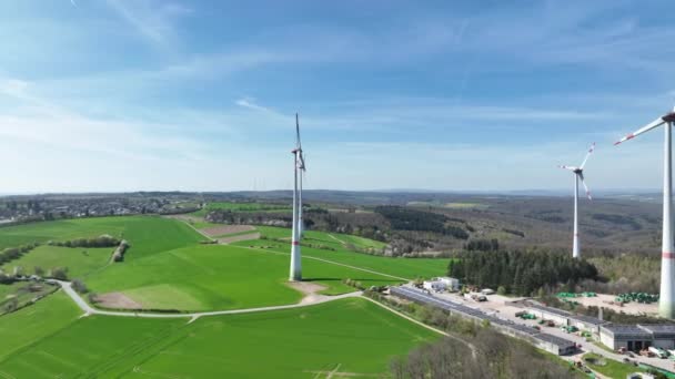 风力公园和太阳能集热器的空中景观 — 图库视频影像