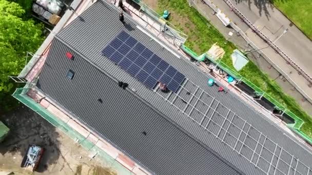 建筑工地屋顶工作 太阳能电池板 空中景观 — 图库视频影像