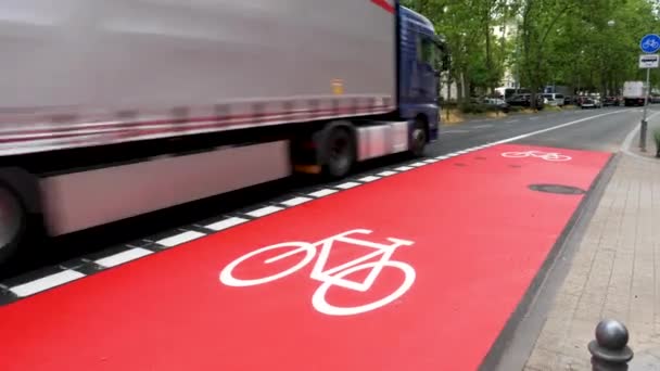 ドイツのヴィースバーデン 2023年6月28日 ヴィースバーデン市内中心部の交通と複合バスと自転車レーン 背景の一部の道路利用者 — ストック動画