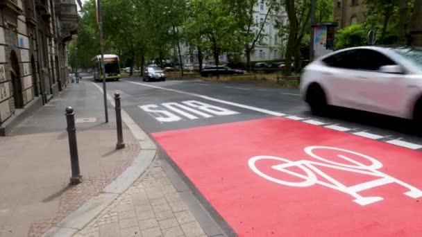 ドイツのヴィースバーデン 2023年6月28日 ヴィースバーデン市内中心部の交通と複合バスと自転車レーン 背景の一部の道路利用者 — ストック動画