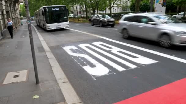 Wiesbaden Niemcy Czerwca 2023 Traffic Combined Bus Bicycle Lane City — Wideo stockowe