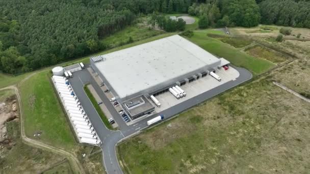 Ladefläche Lkw Parkplatz Industriegebäude Logistik Luftaufnahme Kamerafahrt — Stockvideo