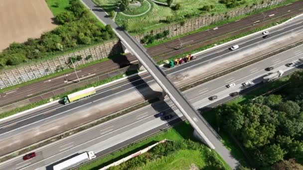 複数のレーンハイウェイに架かる橋 空中ビュー — ストック動画