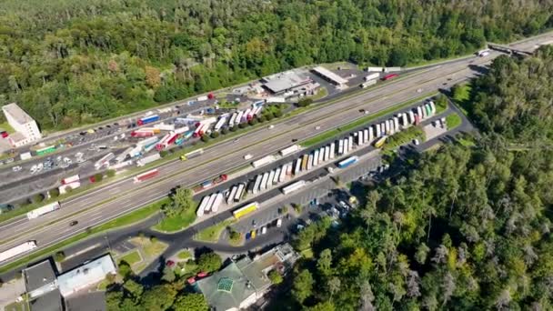 Verkehr Auf Autobahn Und Rastplatz Drohnen Standpunkt — Stockvideo