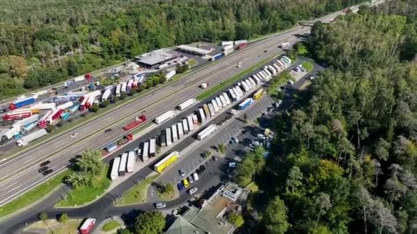Tráfico Por Carretera Zona Descanso Punto Vista Del Dron — Vídeos de Stock