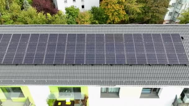 Житловий Будинок Фотоелектричні Сонячні Панелі Вигляд Повітря — стокове відео