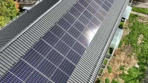 Lakóépület Fotovoltaikus Napelemek Légi Felvétel — Stock videók