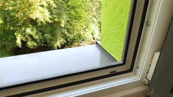 Neue Fensterrahmen Renovierung Einer Wohnung — Stockvideo