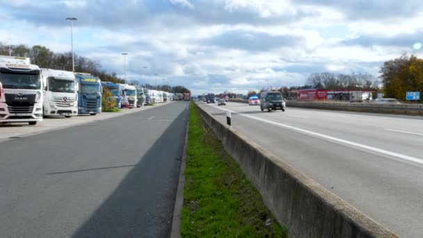 德国麦登巴赫 2023年11月20日 德国梅登巴赫高速公路A3号 Medenbach 德国休息区的卡车 由于德国卡车交通量大 许多休息区已完全超载 — 图库视频影像