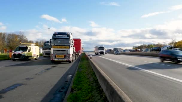 德国麦登巴赫 2023年11月20日 德国梅登巴赫高速公路A3号 Medenbach 德国休息区的卡车 由于德国卡车交通量大 许多休息区已完全超载 — 图库视频影像