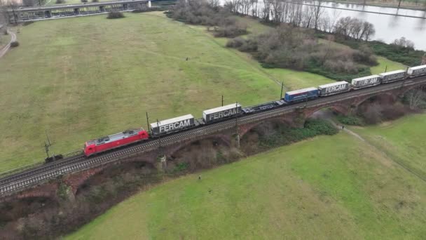 Hochheim Dezember 2023 Ein Güterzug Auf Einer Eisenbahnbrücke Zwischen Ginsheim — Stockvideo