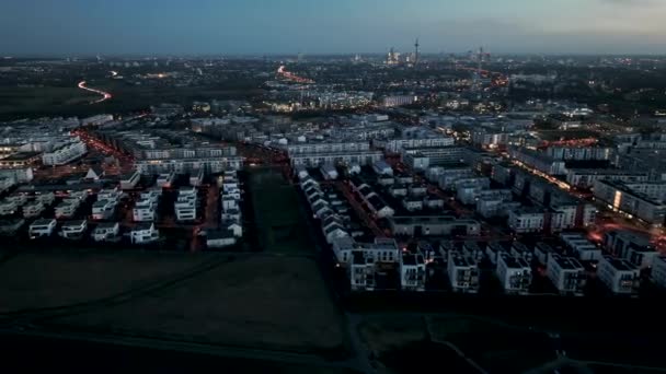 黄昏时飞越法兰克福里德堡和默顿维耶特尔的空中风景 法兰克福 里德伯格 Frankfurt Riedberg 是德国法兰克福北部的一个新兴城区 — 图库视频影像