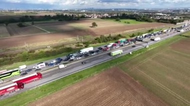 Hochheim, Almanya - 02 Ekim 2024: Alman otoyolu A 3 Wiesbadener Kreuz yakınlarında. Trafiğin yoğun olduğu saatlerde büyük trafik sıkışıklığı - hava görüntüsü