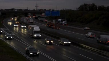 Alacakaranlıkta Alman otoyolunda trafik - yüksek açılı manzara