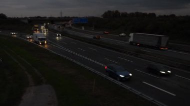 Alacakaranlıkta Alman otoyolunda trafik - yüksek açılı manzara