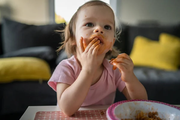 Een Meisje Klein Kaukasisch Peuter Vrouwelijk Kind Dochter Eten Alleen — Stockfoto