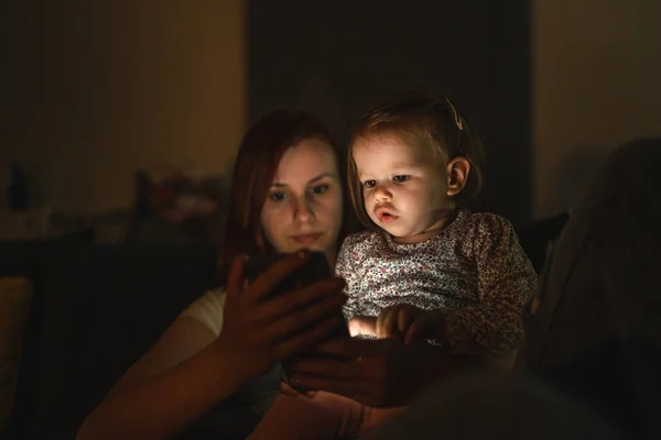 Kis Kaukázusi Gyermek Kislány Csecsemő Anya Lánya Sötét Szobában Éjszaka — Stock Fotó