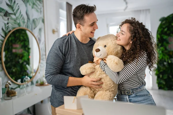 快乐的夫妇男女朋友或丈夫在家里庆祝怀孕和家庭关系情人节的同时 送给女友或妻子一只大大的泰迪熊 — 图库照片