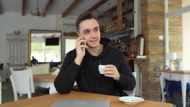 Kafe Veya Restoranda Masada Oturan Bir Adam Sıradan Giyiniyor Cep — Stok video