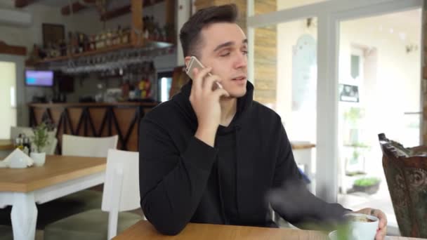 Kafe Veya Restoranda Masada Oturan Bir Adam Sıradan Giyiniyor Cep — Stok video