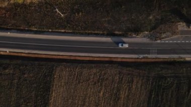Otomobil geçen araçlarla yol manzarası sonbahar günü asfalt üzerinde yol alıyor kırsal alanda tarlalar boyunca doğa manzaralı seyahat konsepti