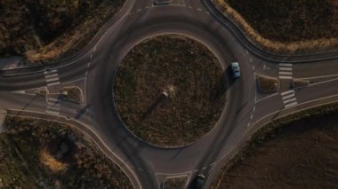 Otomobilin sonbahar gününde asfalt üzerinde yol aldığı yol üzerindeki hava manzarası kırsal alanda doğa manzarası seyahat seyahat seyahat konsepti trafik kavramı kavramı