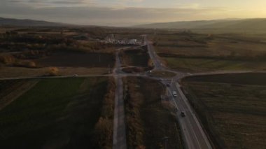 Otomobilin sonbahar gününde asfalt üzerinde yol aldığı yol üzerindeki hava manzarası kırsal alanda doğa manzarası seyahat seyahat seyahat konsepti trafik kavramı kavramı