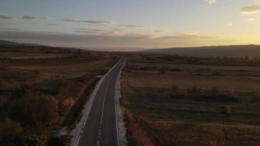Yoldaki hava manzarası motosikletli araçlarla sonbahar günü asfalt üzerinde gezintiye çıkıyor kırsal alanda doğa manzaralı seyahat seyahat konsepti trafiği 