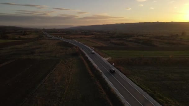Luftaufnahme Auf Der Straße Mit Vorbeifahrenden Autos Herbstlichen Straßenverkehr Auf — Stockvideo