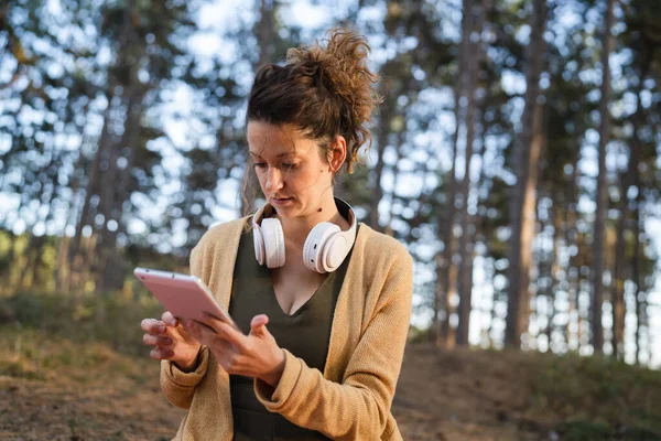 Bir Yetişkin Kadın Parkta Ormanda Tek Başına Oturmuş Dijital Tablet — Stok fotoğraf
