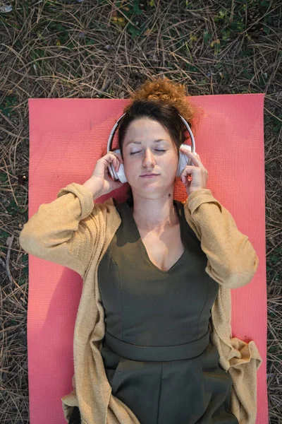 Genç Yetişkin Bir Kadın Parkta Ormanda Yalnız Başına Oturmuş Kulaklıklarıyla — Stok fotoğraf